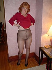 Mature amateurs spreads her legs in pantyhose
